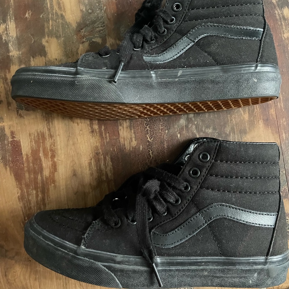 High top All Black Vans sz8